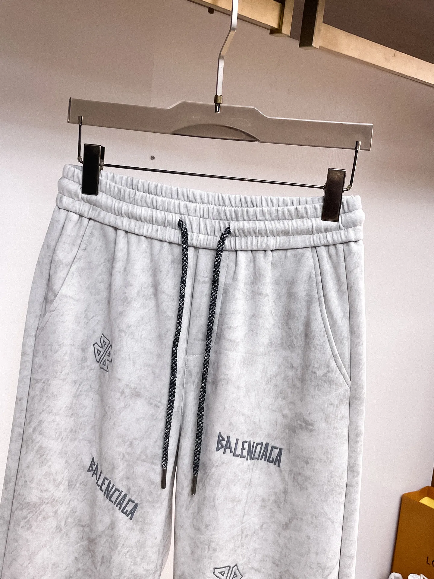 Balenciaga 🆕2026 Autumn and Winter New Arrival Casual Pants! The official website will be released simultaneously. Brand Classic LOGO casual pants, customized fabrics, excellent comfort and strong touch. Highly recognisable, perfect appearance and craftsmanship. Size:M-3XL